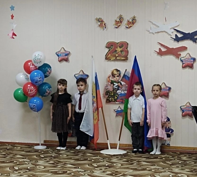 🇷🇺 В нашем детском саду сегодня отметили День защитника Отечества! Папы, вооруженные ...