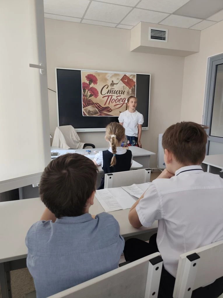 📖 В канун Дня Победы советник директора по воспитанию провела школьную акцию «Стихи Победы».  🕯️ В у