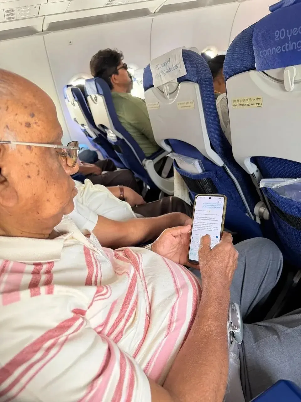 😁 77-летний вайбкодер прямо в самолёте 'пилил' с ChatGPT бизнес-план вертикальной фермы