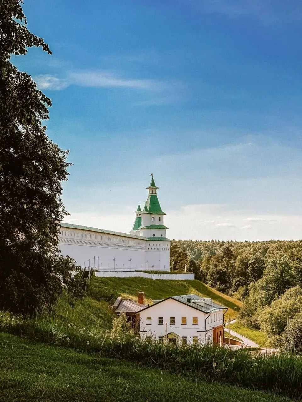 С Днём России! 🇷🇺

На фото - Воскресенский Ново‑Иерусалимский ставропигиальный мужской монастырь в