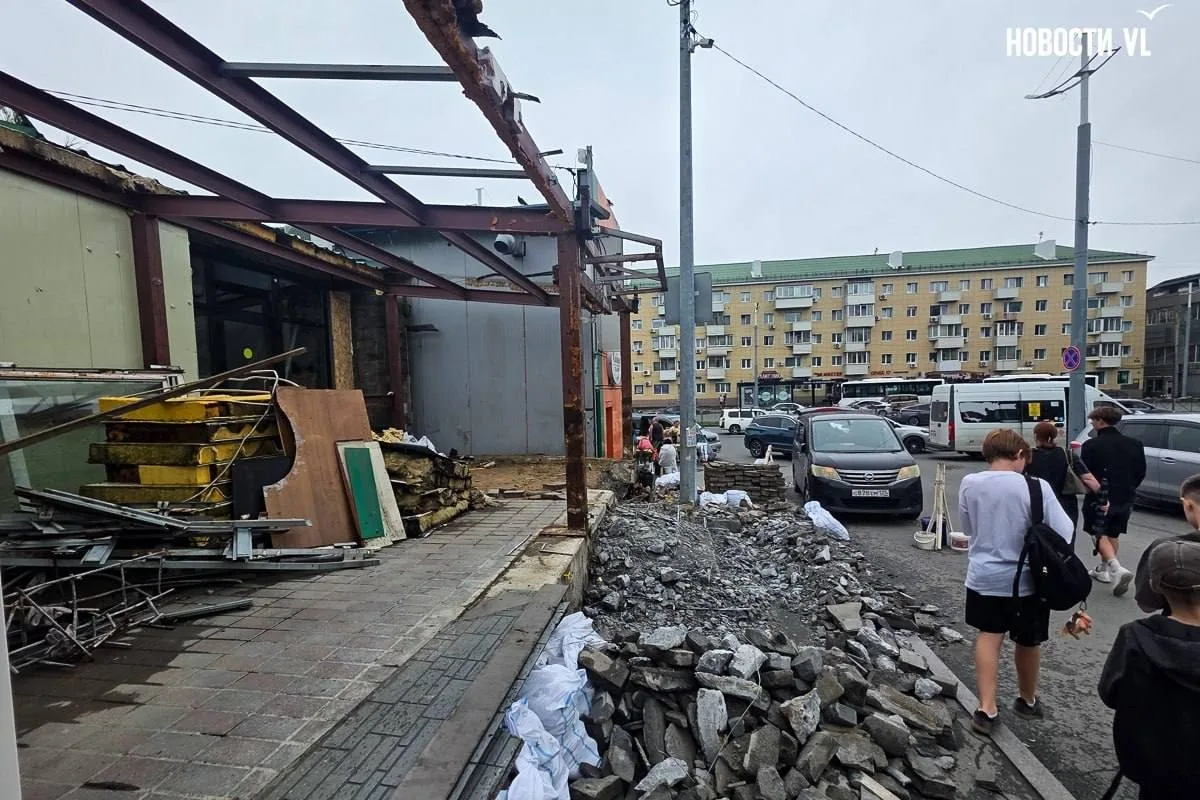 ❗️Во Владивостоке на Столетии сносят торговый центр, в котором находится Royal Burger и цветочный ма