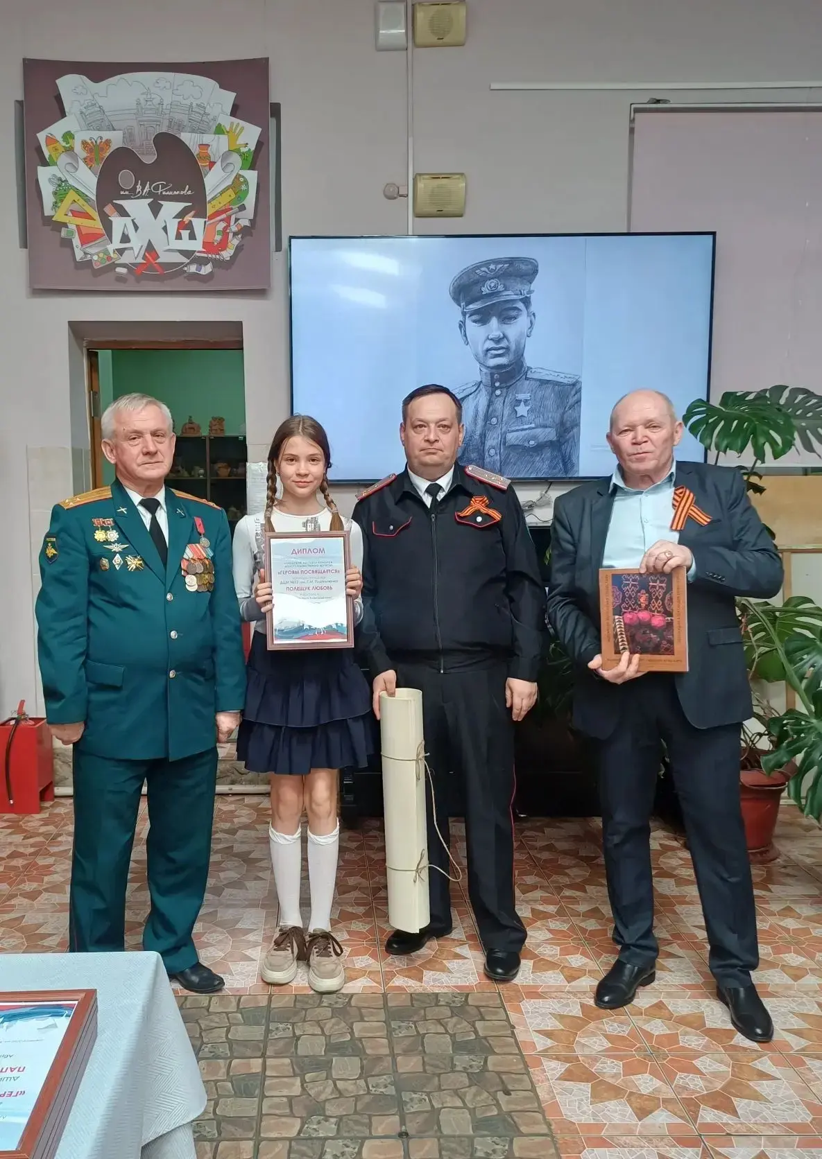 8 мая Полещук Любовь, учащаяся 6 «Г» класса,  участвовала в выставке «Вернисаж на открытом воздухе»,