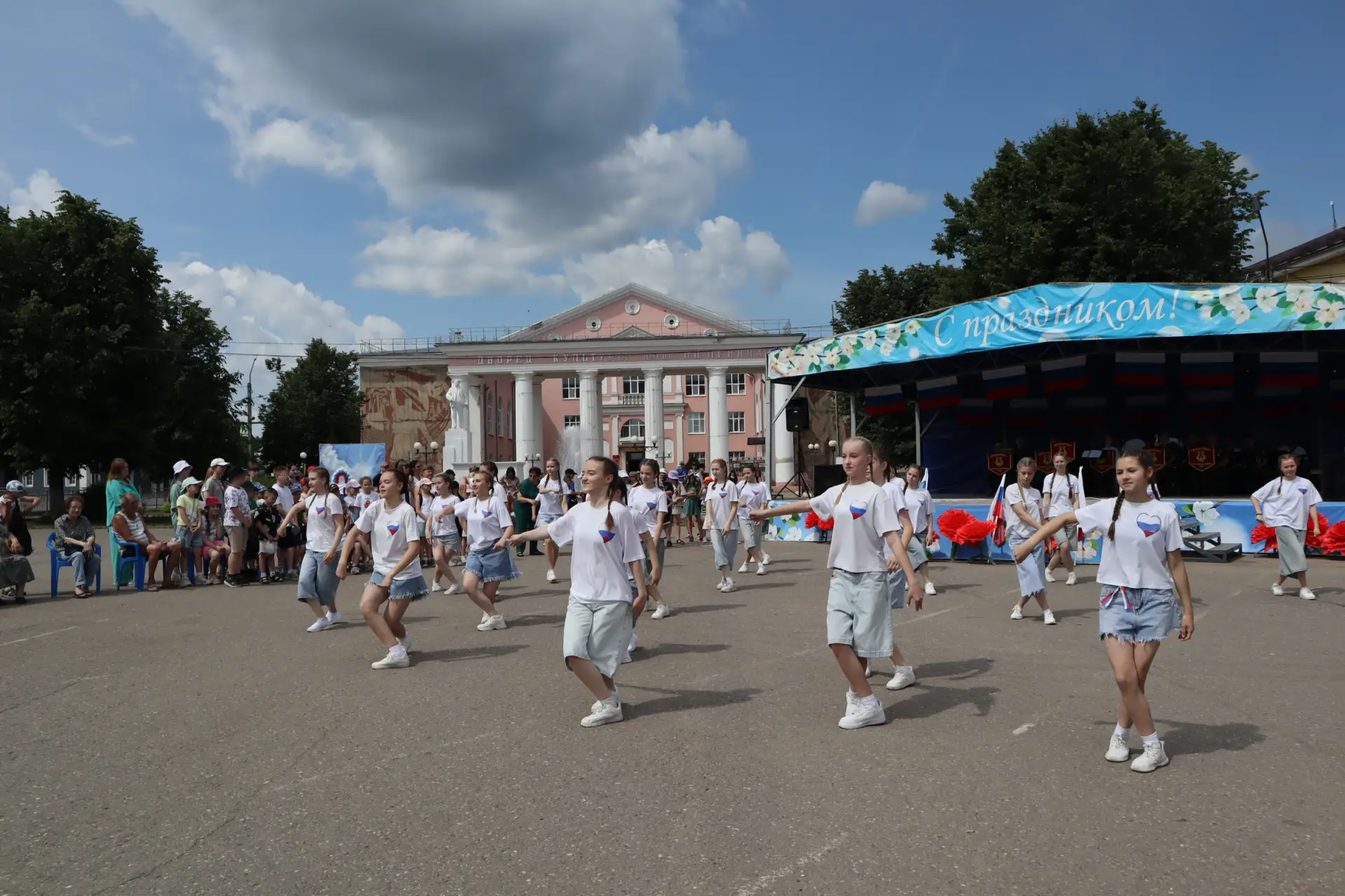🇷🇺 В преддверии Дня России на центральной площади города прошел праздничный концерт.

🙏 Глава гор