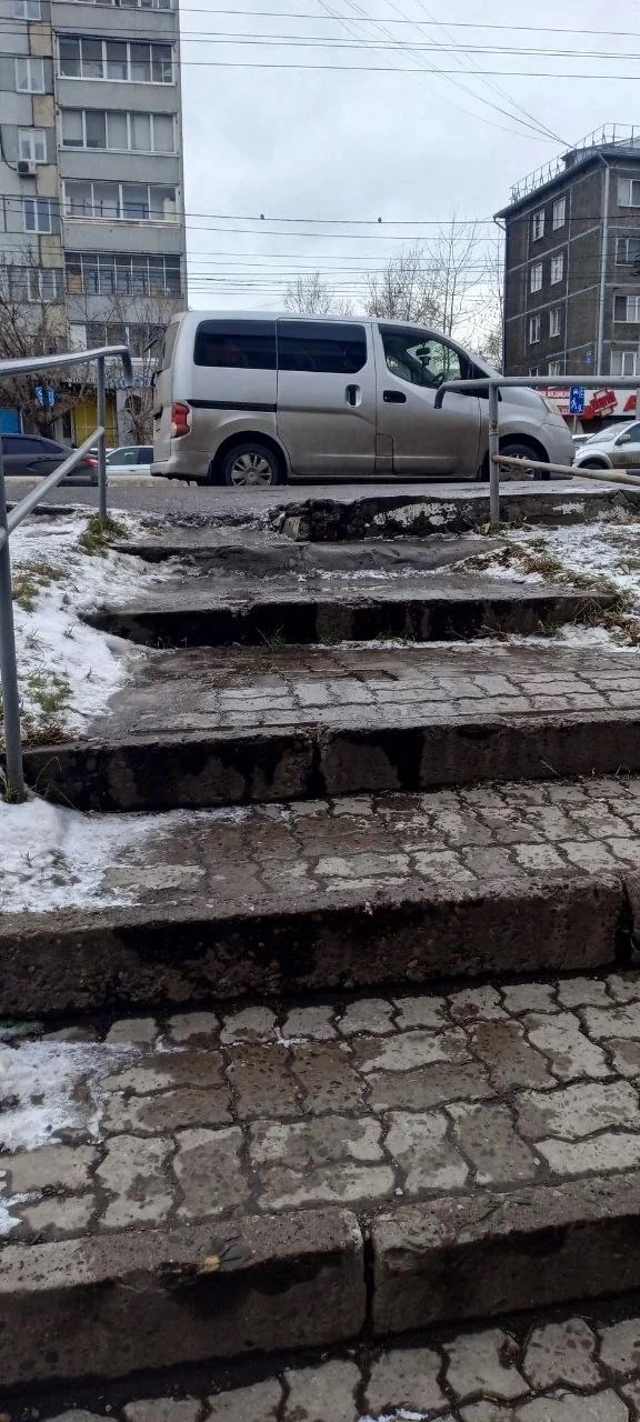 В Октябрьском районе Красноярска отремонтировали лестницу на Тотмина