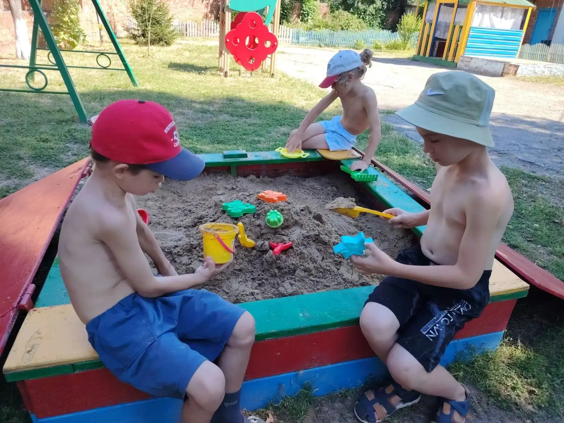 🎉 2 июля — День песка! 🎉

Песок — это не просто горстка крупинок, а целый мир открытий для малышей