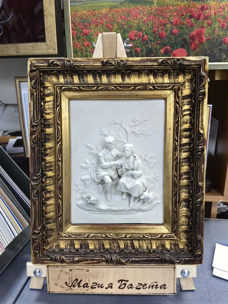 🖼️ Сохраняя историю: реставрация фарфоровой картины в оригинальной раме

В нашей мастерской недавно
