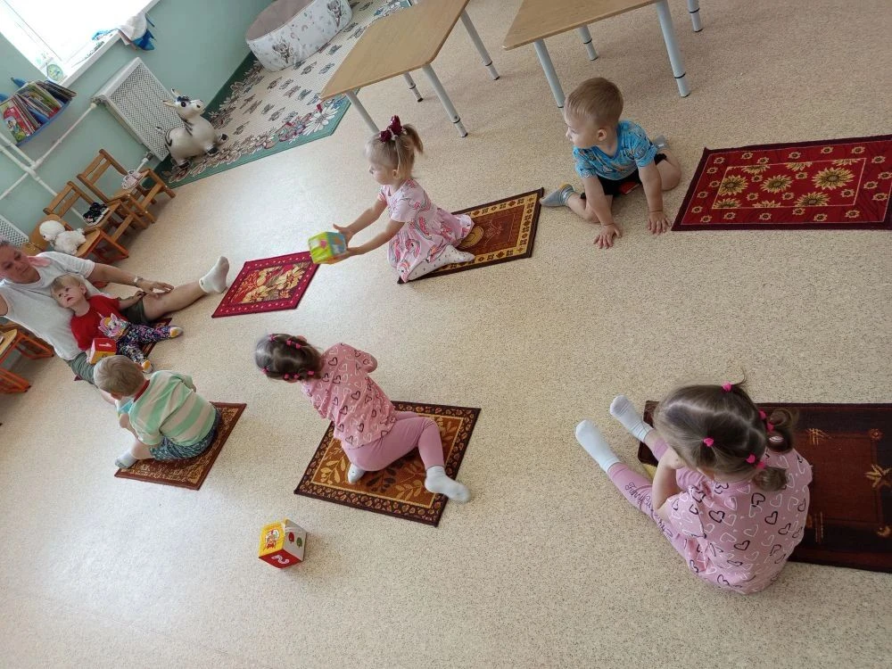 Рубрика #детскийсад

💥Каждое утро в нашей самой младшей, ясельной группе — это не просто суета с пе