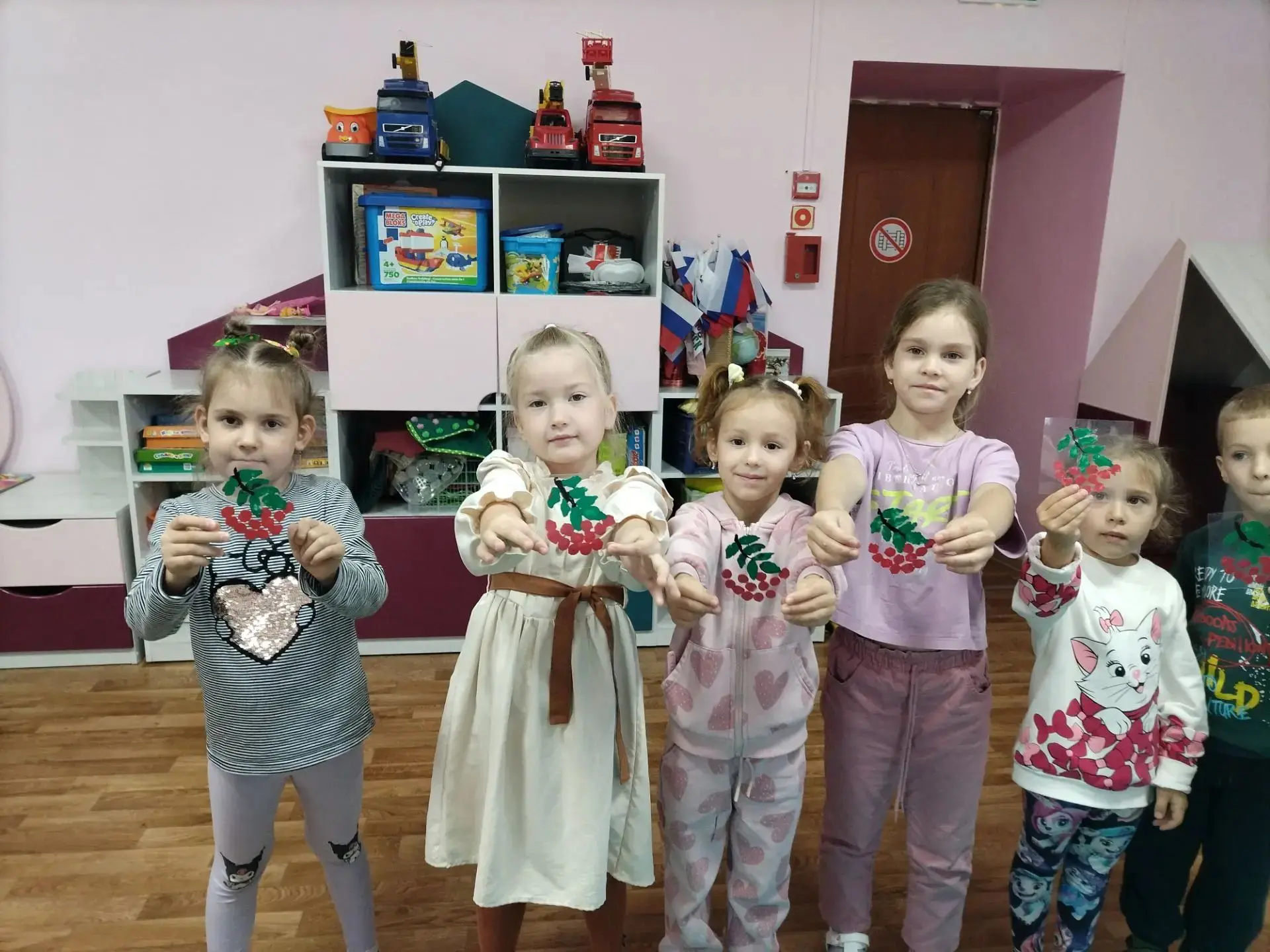 Пластилинография в старшей группе "Ветка рябины".