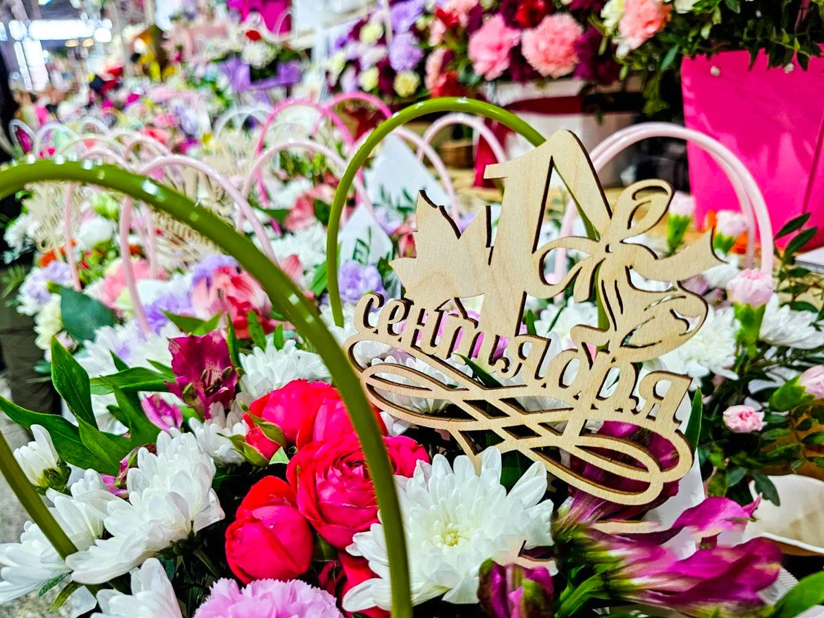 💐 Праздничный букет к 1 сентября в среднем потянет на 4,6–4,7 тыс. рублей - это почти ...
