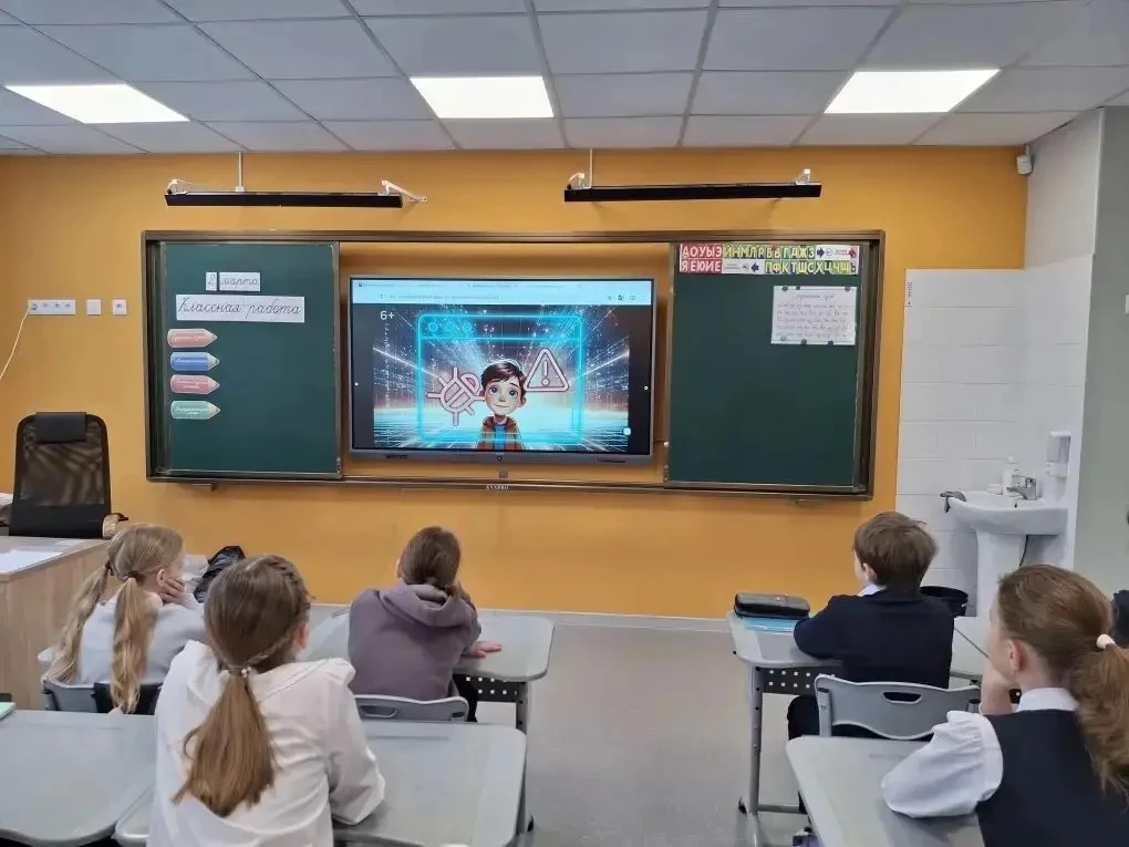 РАЗГОВОРЫ О ВАЖНОМ 02.03.2026  Новая учебная неделя в МБОУ г. Ивантеевка "Гимназия №3" началась с вн