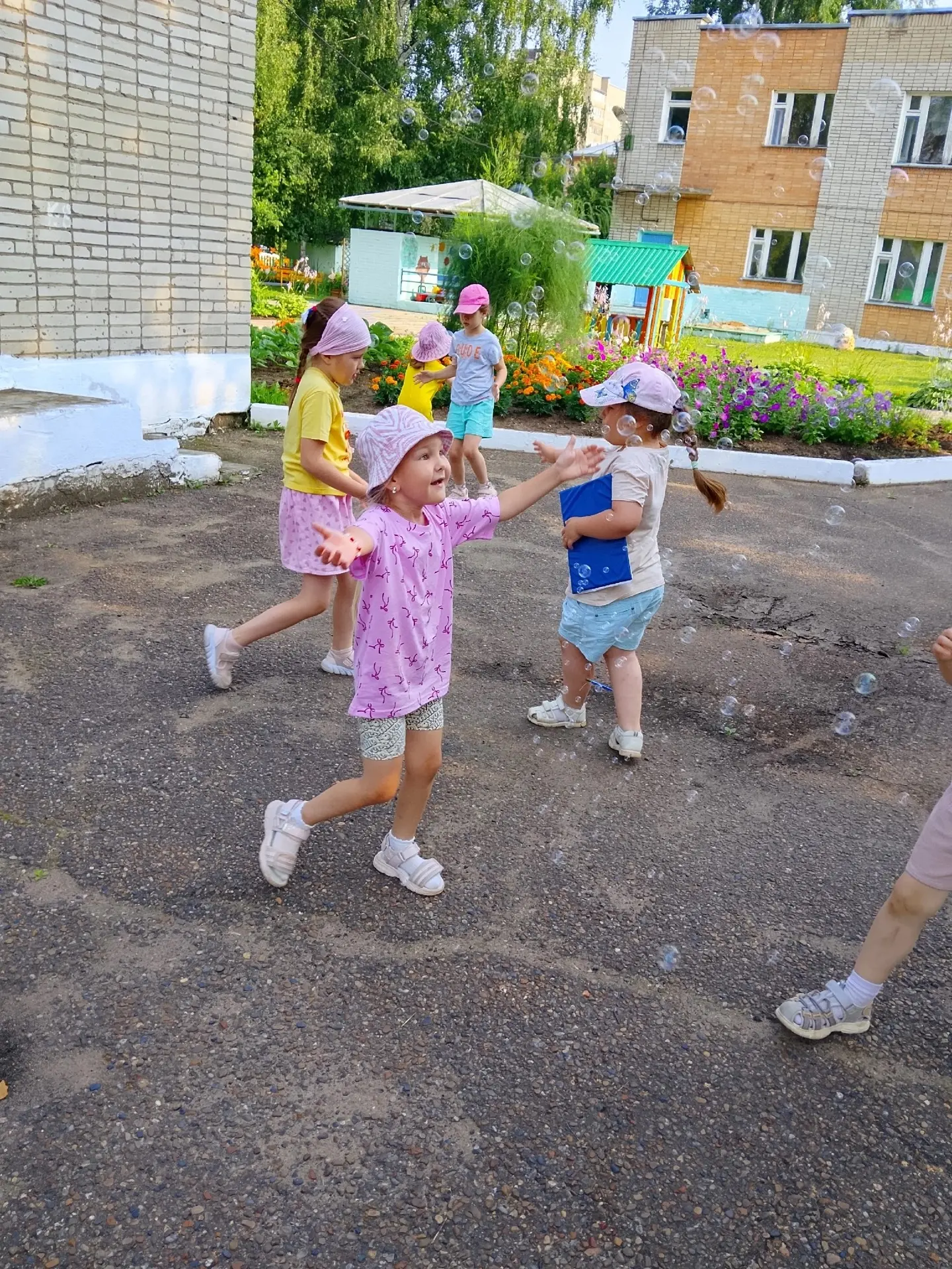 Как красивы посмотри мыльные пузыри 🫧🫧🫧