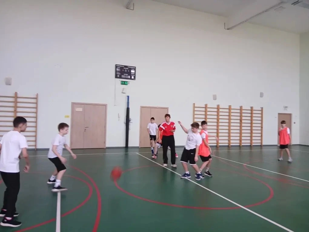 🏀 «Ура, каникулы!»: В нашей школе прошел турнир по баскетболу среди 4-х и 5-х классов!  Каникулы- эт