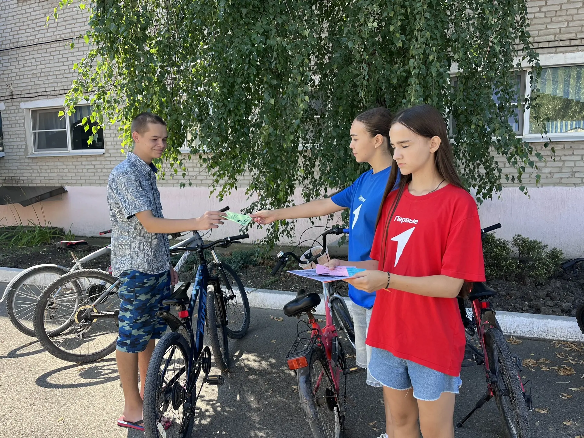 Каникулы — время отдыха, но безопасность на дороге никто не отменял! 🚲👨‍👩‍👧‍👦

Лето в разгаре, 