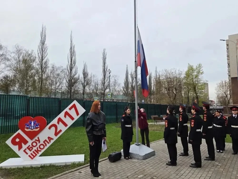 🇷🇺Церемония поднятия Государственного флага Российской Федерации  Традиционно начинаем учебную недел