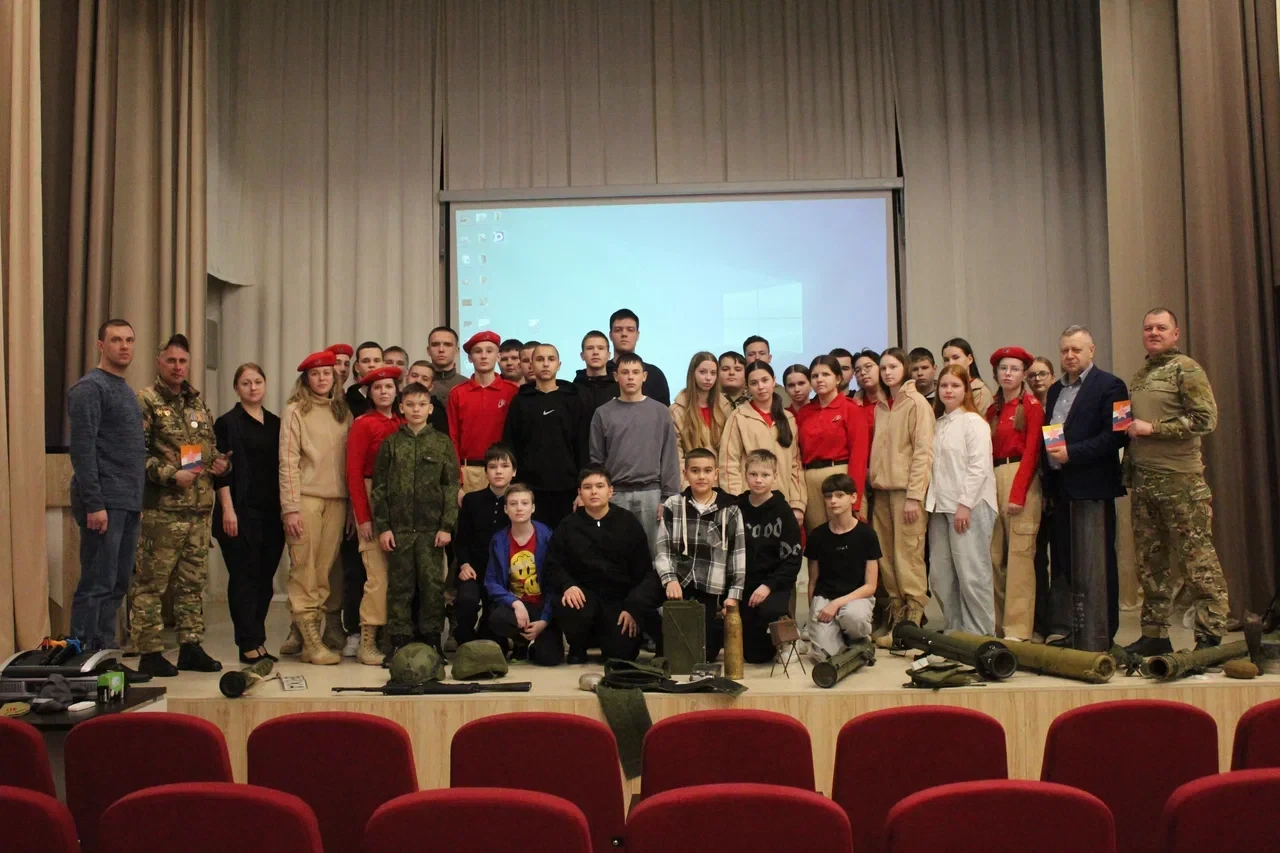 🇷🇺 19 февраля в нашей школе состоялась встреча учеников с ветеранами СВО, представите...