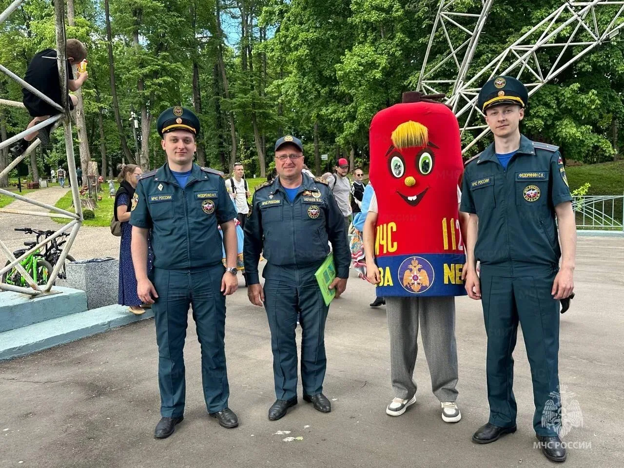 ⛑ В Рузе сотрудники МЧС провели мероприятие в честь Дня подмосковных парков  В минувшие выходные пар