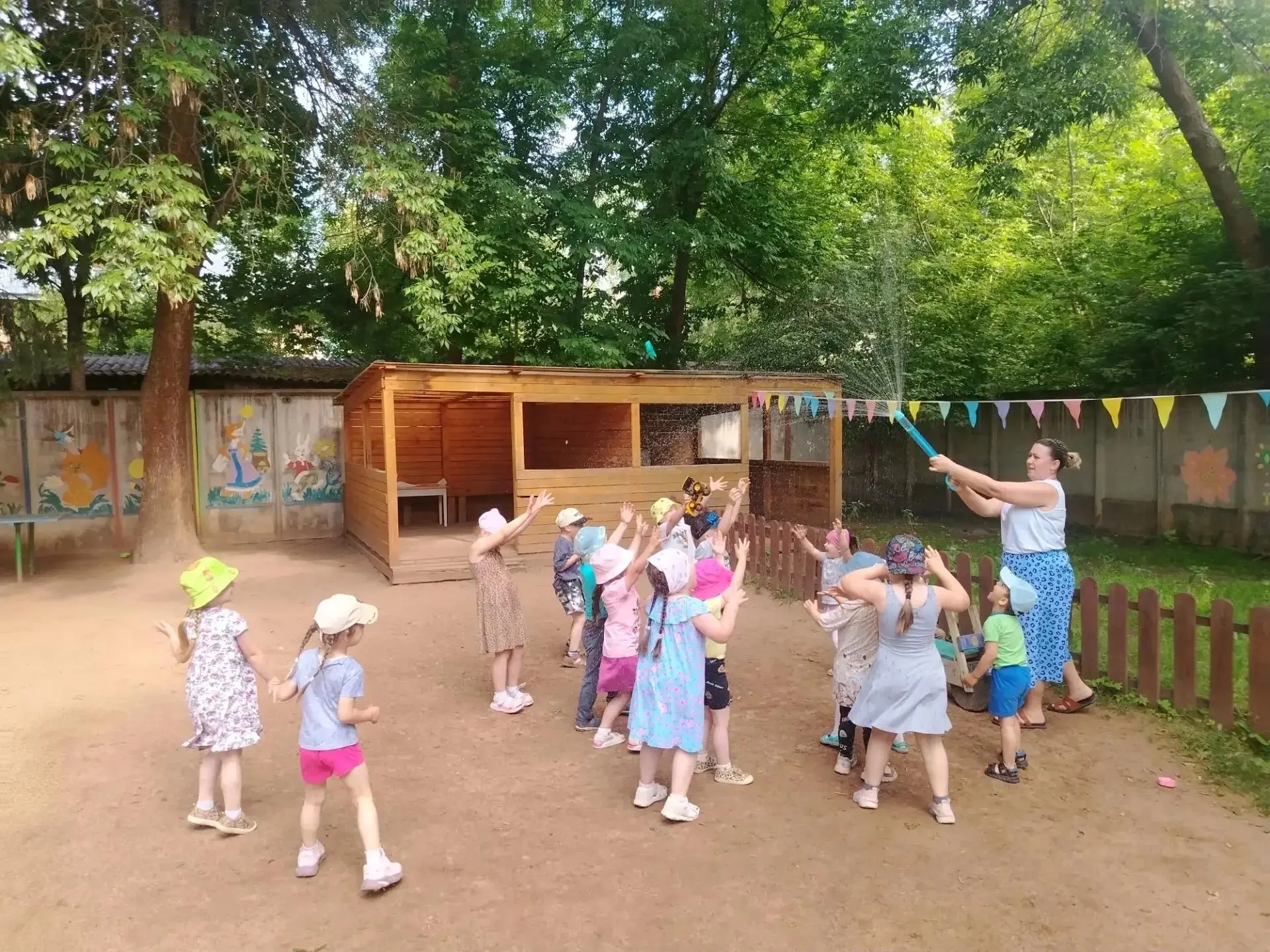 🎉 Новый день, новые приключения! 🎉
Солнышко светит, птички поют, а мы уже вовсю веселимся и экспер
