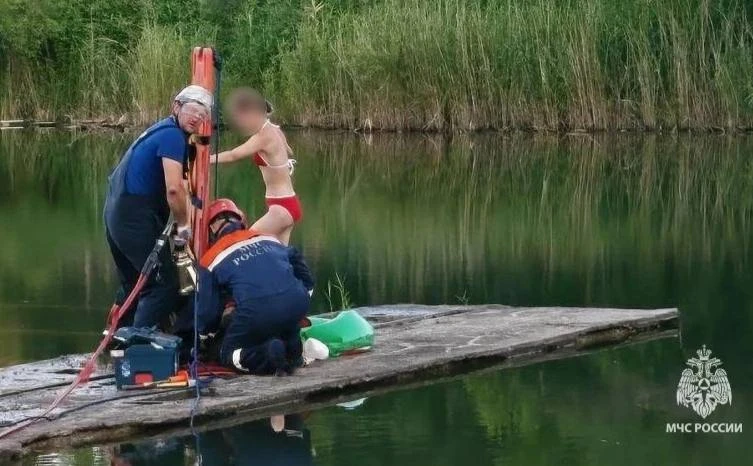 ❗️Девочка застряла ногой в бетонных обломках посреди карьера в Хабаровске