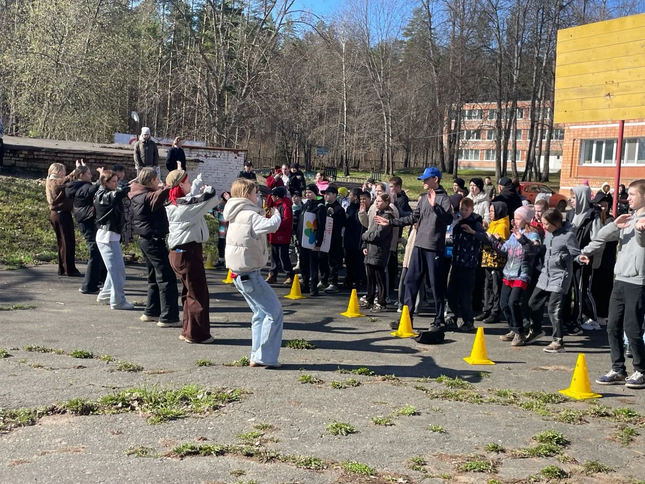 Вот уже второй день пятеро наших ребят проводят очень активно свое время в загородном л...