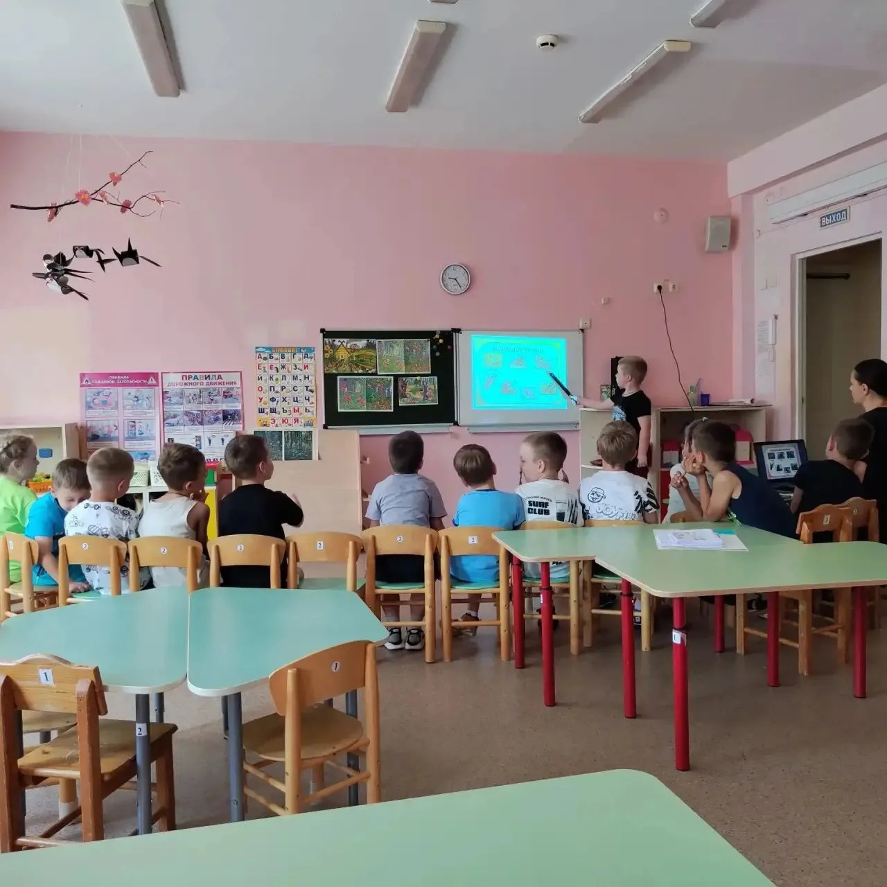 Воспитанники групп № 5 и № 4 отправились в увлекательное занятие — «Путешествие по лесу».