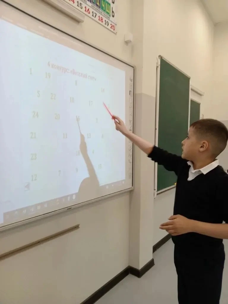 Учащиеся 3 «З» класса  в день математики приняли участие в увлекательной игре «Математический КВН». 