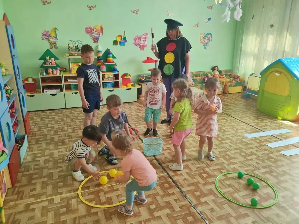 Группа «Гномики» 👫
«Наш друг Светофор» 🚦 
В гости к ребятам пришёл светофор. Он рассказал много ин