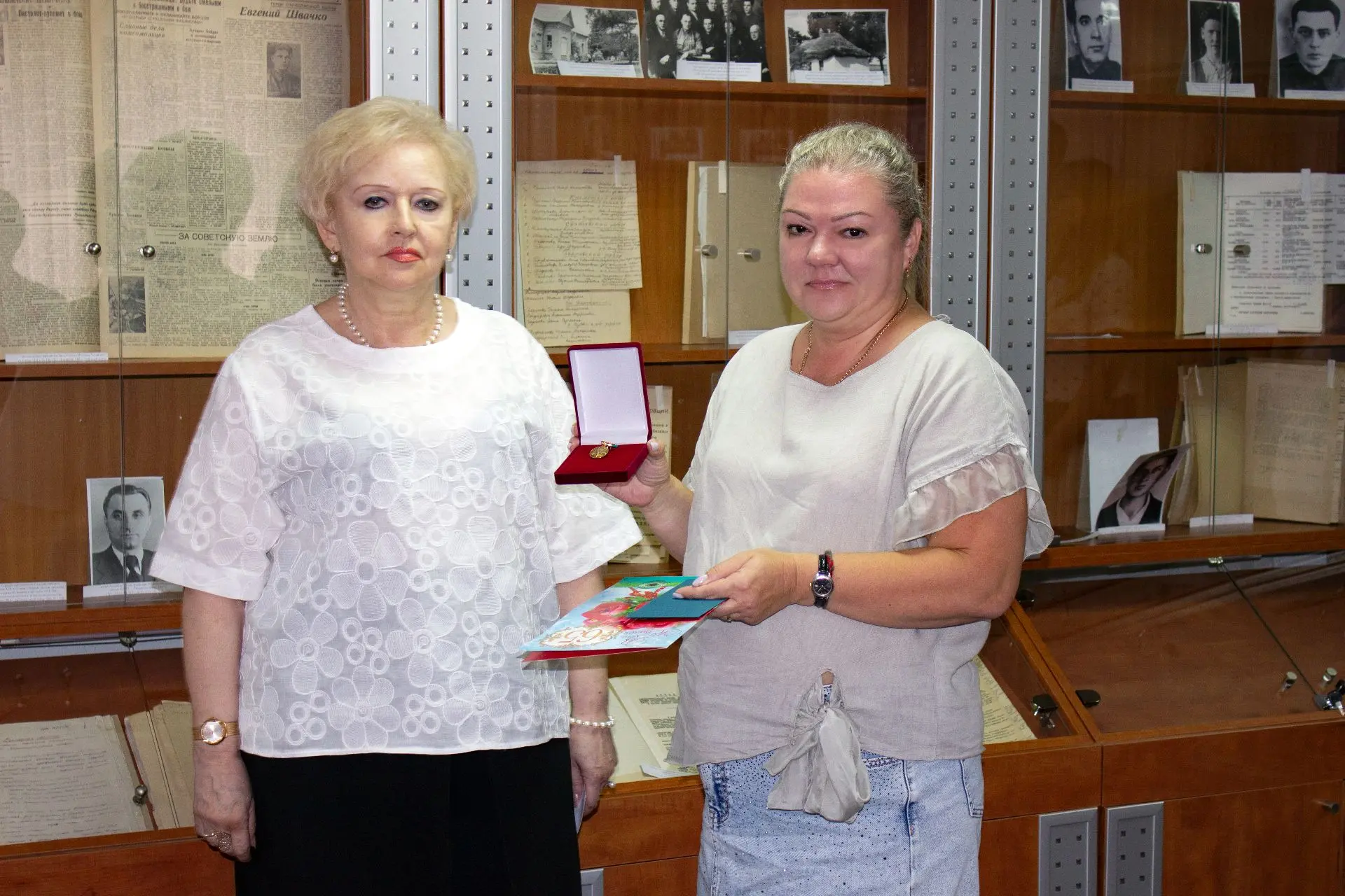Сотрудник Архивной службы ЛНР отмечен нагрудным знаком «Почетный архивист»