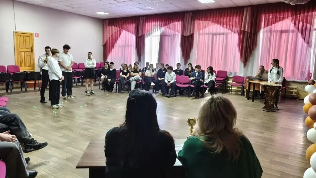 🎓В МОУ СОШ №4 прошла городская игра «Умницы и умники», посвящённая Году единства народов России  🧐В 