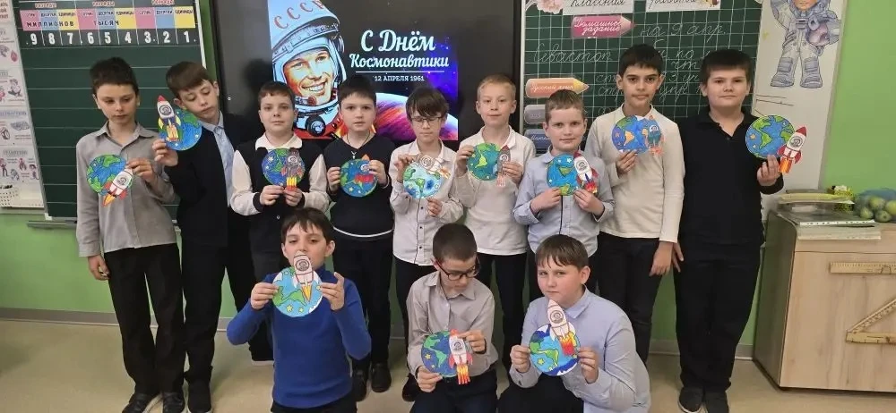 🎨✨ Творчество и музыка ко Дню космонавтики!  Ребята 3‑В класса не просто нарисовали красочные поздра