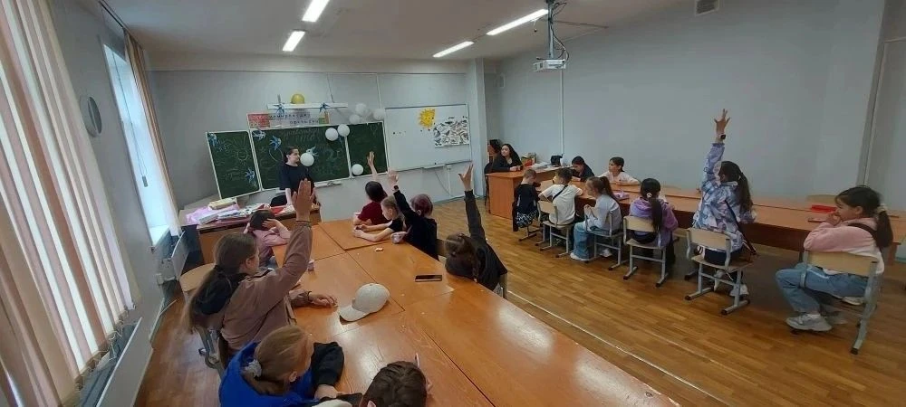 🇷🇺 В преддверии Дня России: познавательный квиз в пришкольном лагере! 🇷🇺

В нашем пришкольном ла