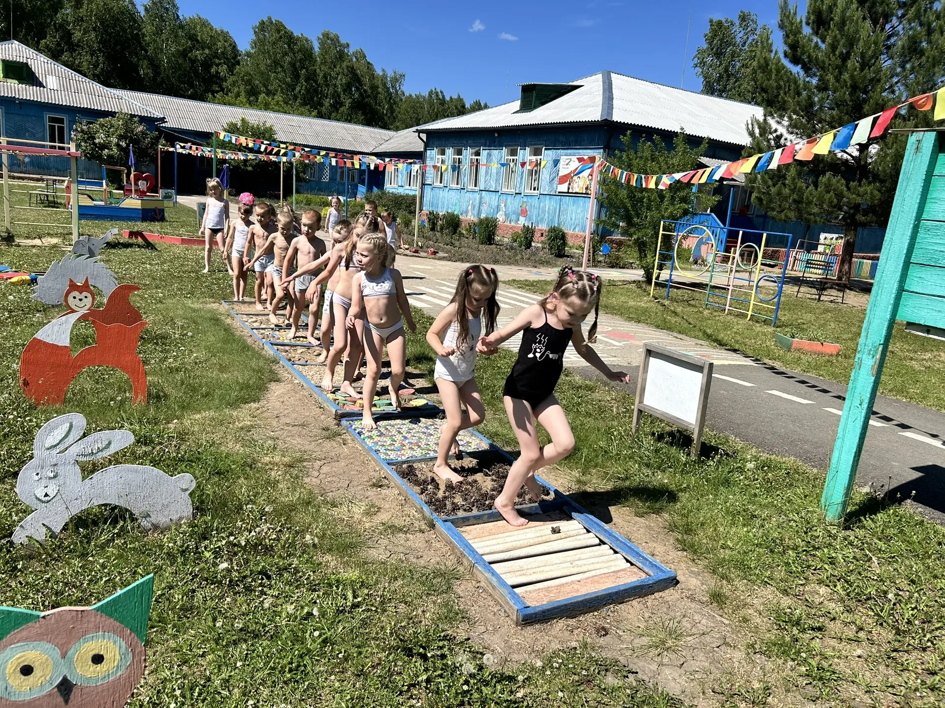 ☀️ Лето — отличная пора, чтобы укреплять здоровье! ☀️
Наши воспитанники продолжают закаляться — и де