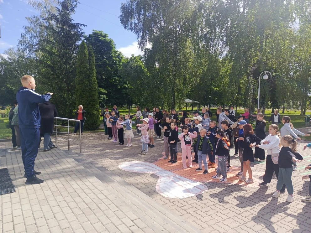 Сегодня в нашем пришкольном лагере, как всегда, день начался с бодрой утренней зарядки!...