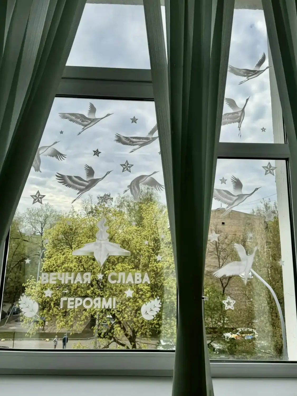 ⭐️«Окна Победы»  В нашей школе активисты первичного отделения «Движения Первых» с гордостью приняли 