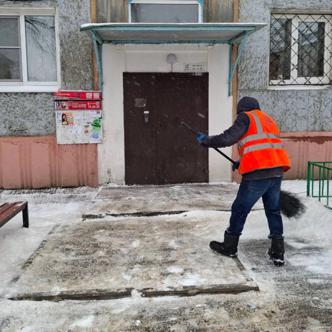 ❄️ Продолжаем уборку снега в Ленинском округе!   Наша команда дворников продолжает активную работу п