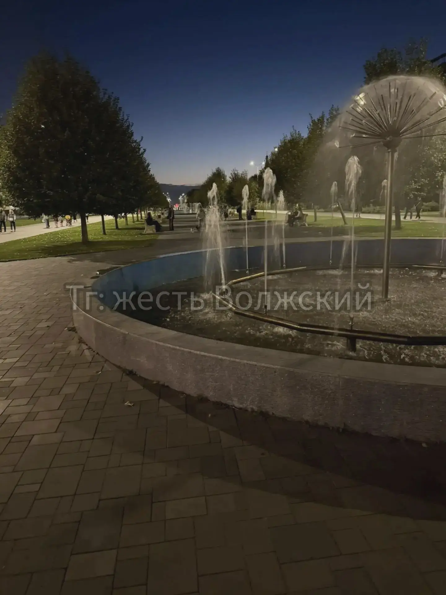 ⛲️ В Волжском вновь заработали фонтаны на площади Ленина
