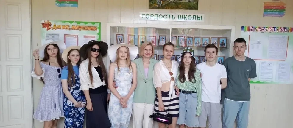 ✅В свой последний учебный день ученики 11 класса решили устроить праздник и пришли в школу в пляжной