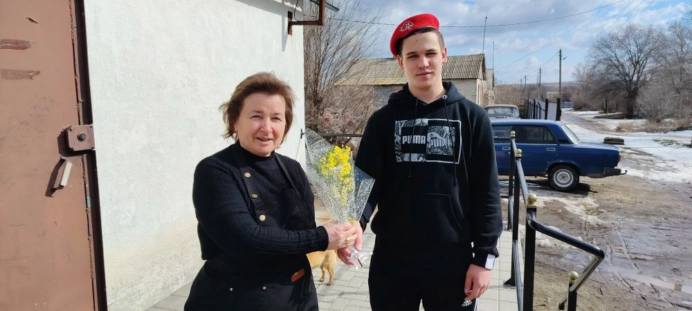 Юнармейский отряд "Патриот" принял участие во Всероссийской акции "Километр красоты", г...