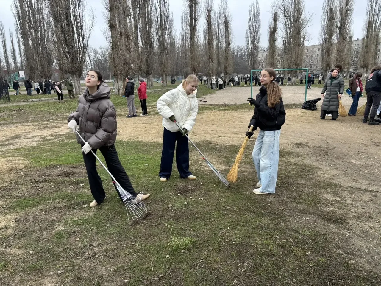 🌍 В преддверии Дня Земли активисты Движения Первых уже в деле! 🌱  Активисты нашей гимназии ✨Полина К