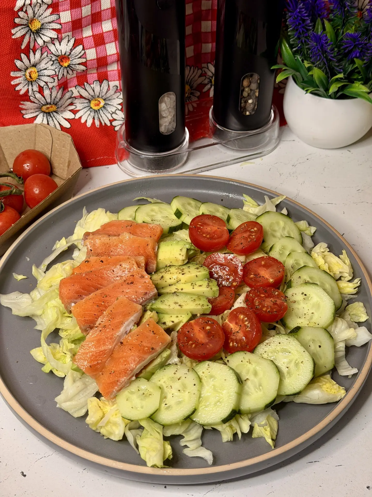 🥗 Салат с рыбкой 🥗 
Это салат, который дарит ощущение лёгкости, сытости и морской свежести. Никако