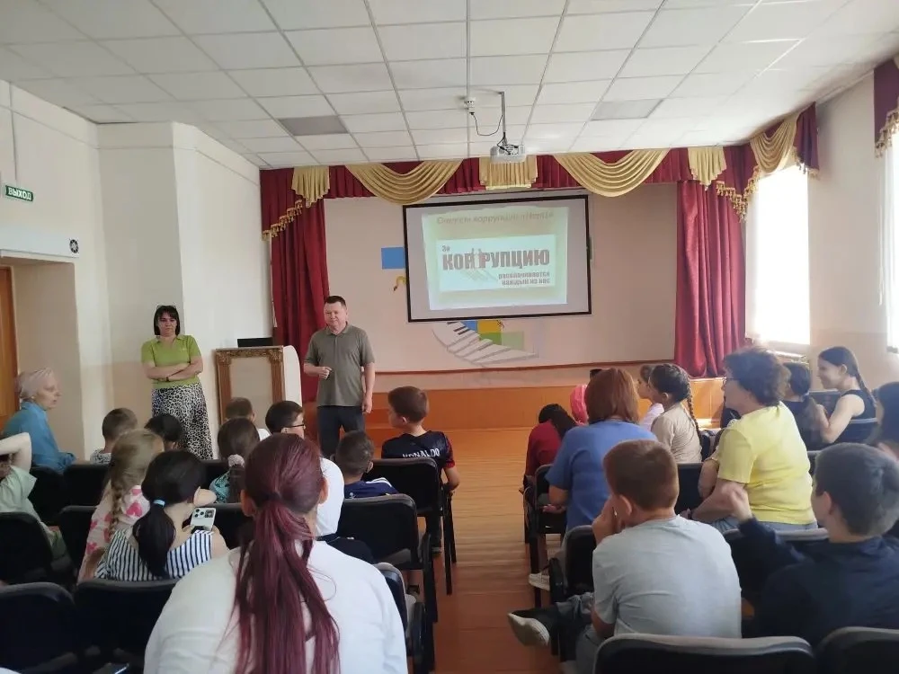 10 день в пришкольном лагере был посвящен борьбе с коррупцией. Была организована встреча с помощнико