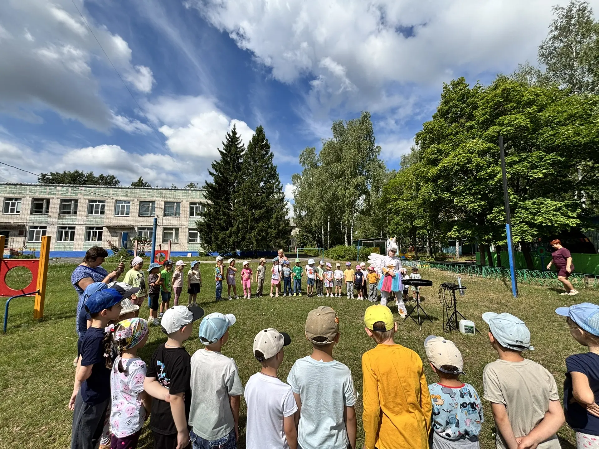 🌈✨ Сегодня в нашем детском саду был особенный день – день мыльных пузырей! 🎉 Все дети с нетерпение