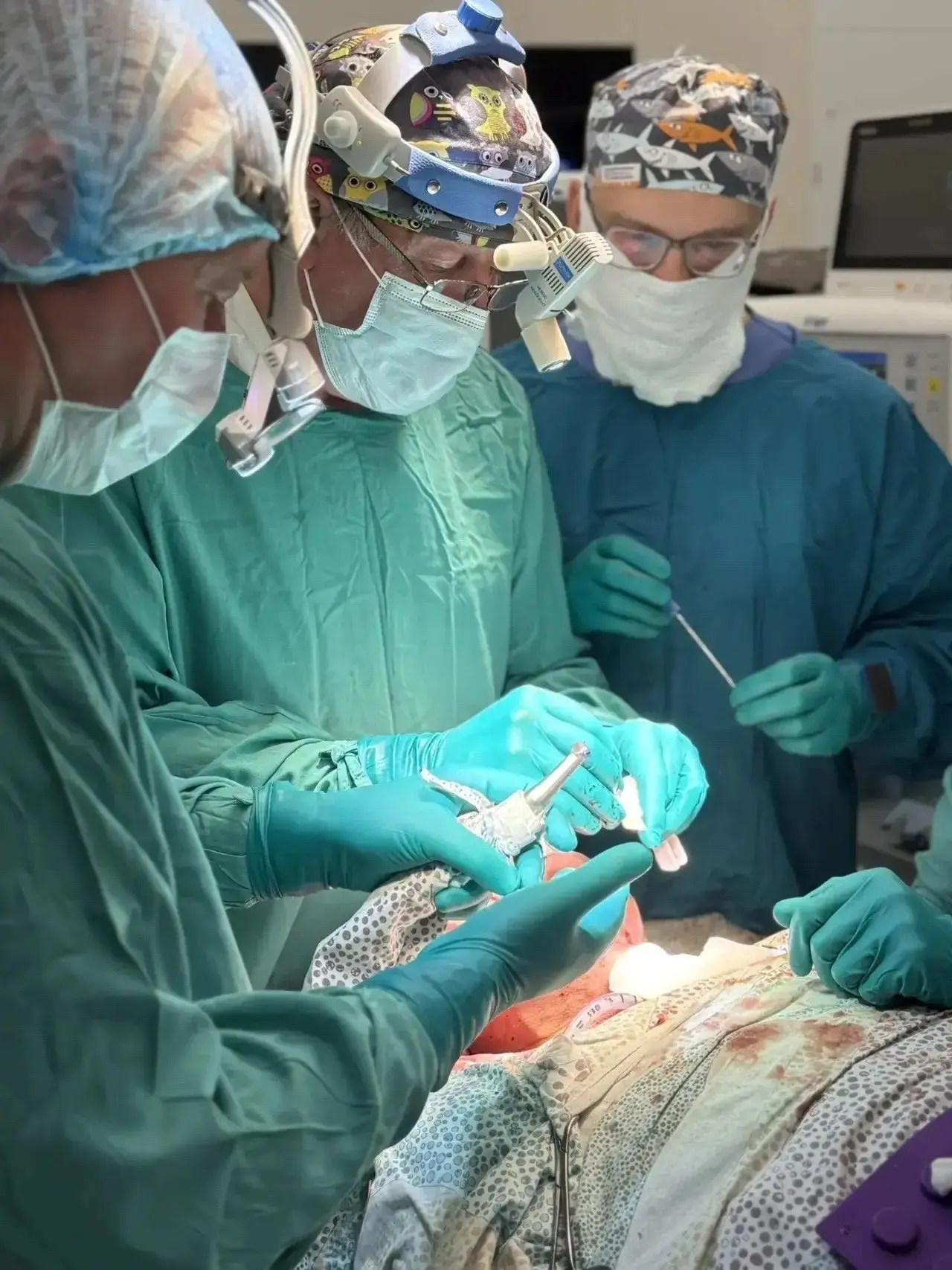 🏥🦴 В Смоленске впервые сделали операцию с имплантом из полиэтилена.