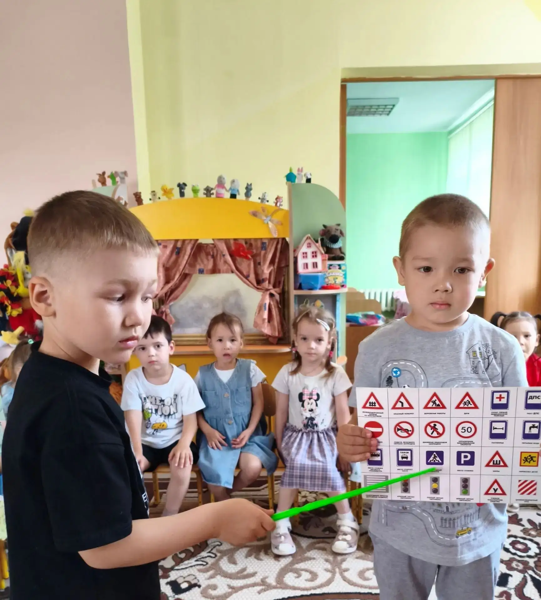 Сегодня отмечается день ГИБДД . Во второй младшей группе была проведена беседа, посвящё...