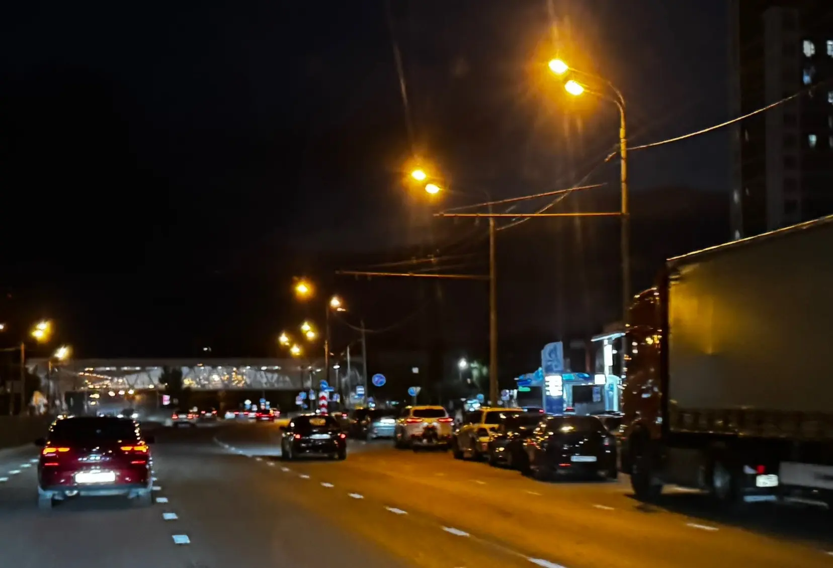 💢⛽️На улице Краснококшайской в Казани ночью у заправки «Газпромнефть» образовалась оче...