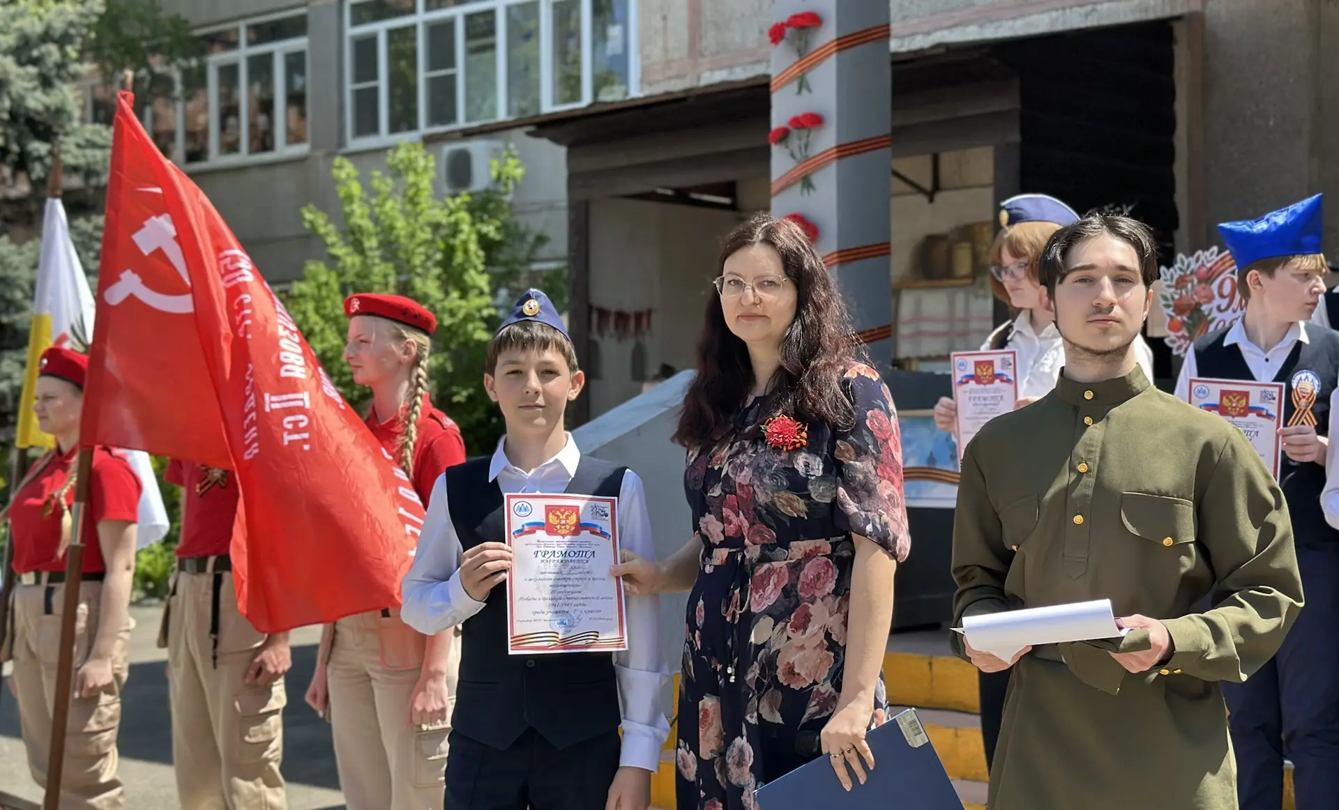 В программе смотра прозвучали песни: «Путь далёк у нас с тобою», «Нам экипаж — семья», «День Победы!