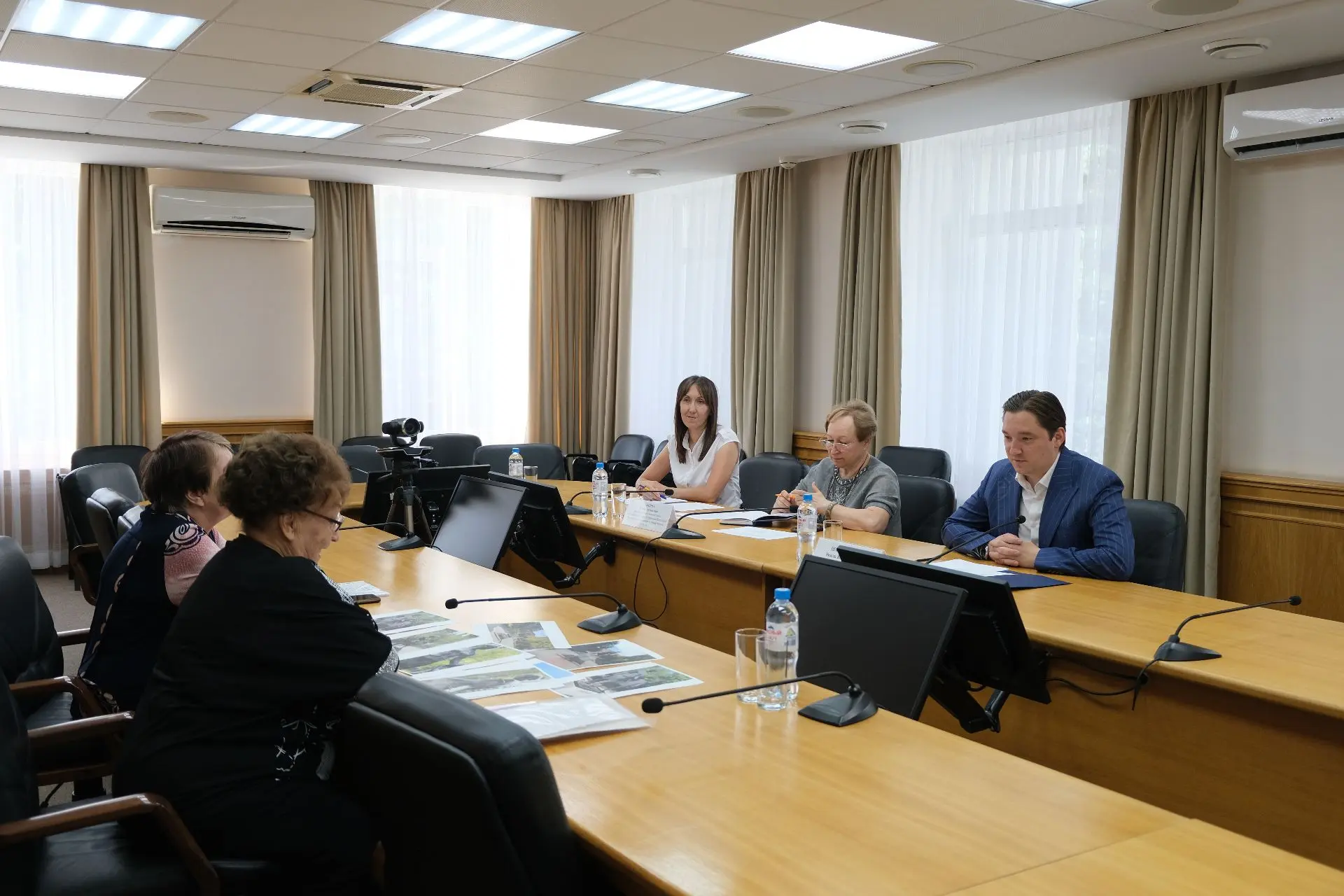 Провел приём граждан по личным вопросам. Вместе с коллегами рассмотрели вопросы, связанные с деятель