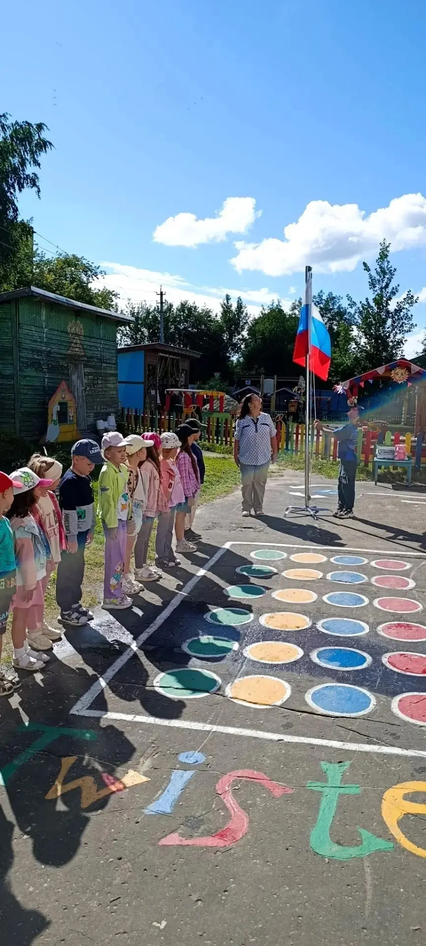 Церемония поднятия флага РФ 🇷🇺

Каждый понедельник в нашем детском саду начинается с важного и тро