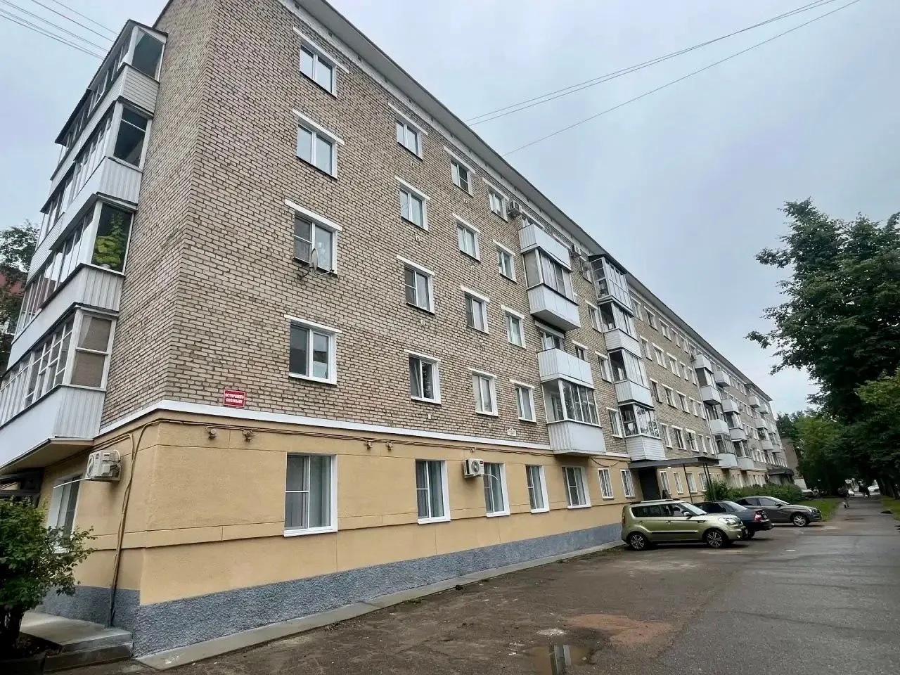 В Великих Луках отремонтировали крыши и фасад четырёх многоквартирных домов