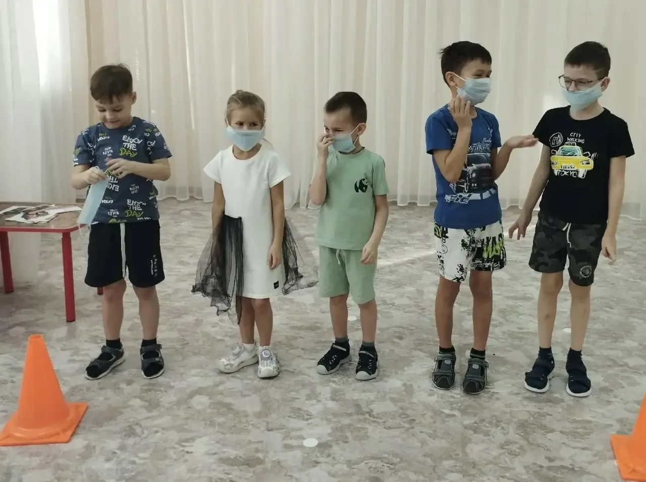 25 февраля в нашем детском саду прошли занятия, посвященные теме безопасности, гражданской обороны. 