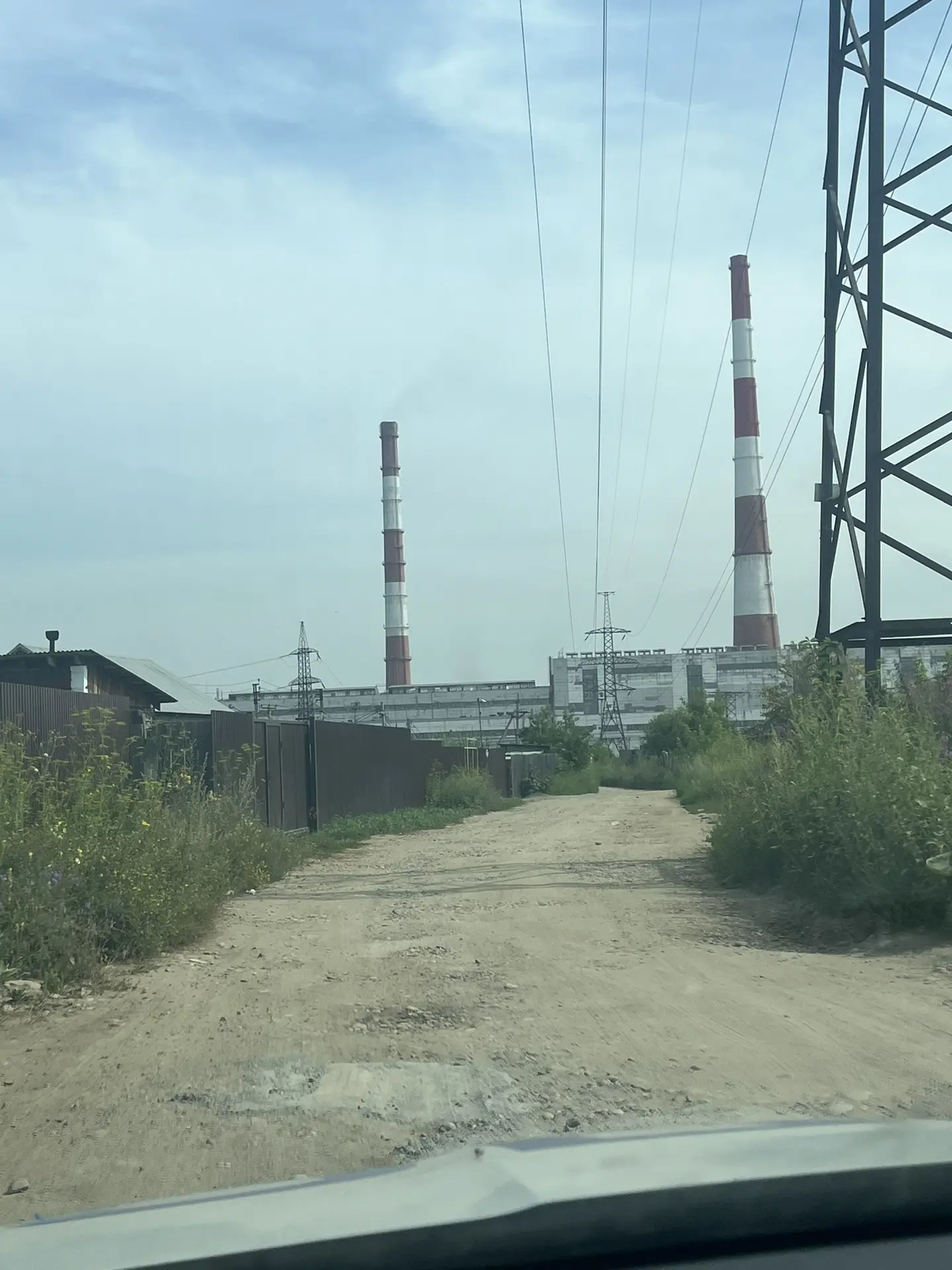 Это не подъезд к производству, а обычное СНТ в черте города 🫥